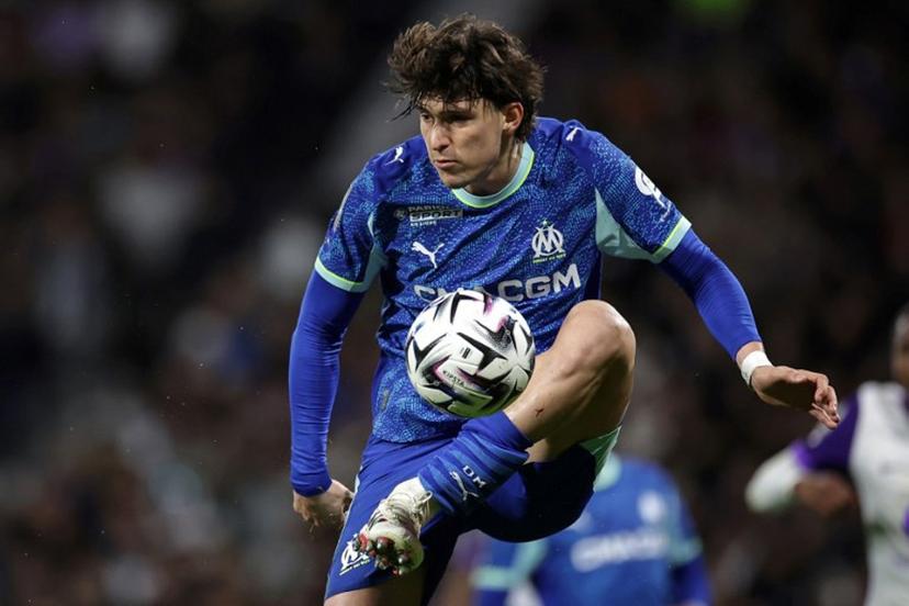 Marseille's Argentinian defender #05 Leonardo Balerdi controls the ball during the French L1 football match between Toulouse FC and Olympique de Marseille (OM) at the TFC Stadium in Toulouse, southwestern France, on March 7, 2026.  Valentine CHAPUIS / AFP