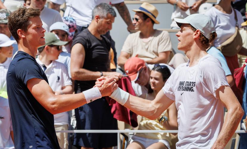 Belgian Alexander Blockx and Italian Jannik Sinner pictured during the Roland Garros French Open tennis tournament, in Paris, France, Saturday 23 May 2026. This year's tournament takes place from 18 May to 07 June. BELGA PHOTO BENOIT DOPPAGNE