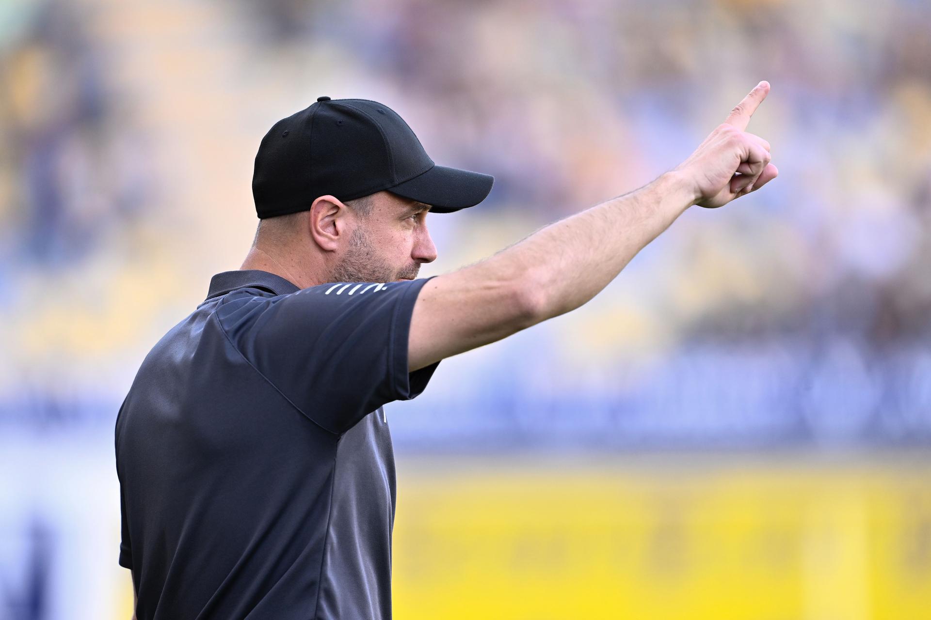 STVV's assistant coach Frederic De Meyer pictured during a soccer match between Sint-Truidense VV and Cercle Brugge, Saturday 12 April 2025 in Sint-Truiden, on day 3 (out of 6) of the Relegation Play-offs of the 2024-2025 'Jupiler Pro League' first division of the Belgian championship. BELGA PHOTO JOHAN EYCKENS
