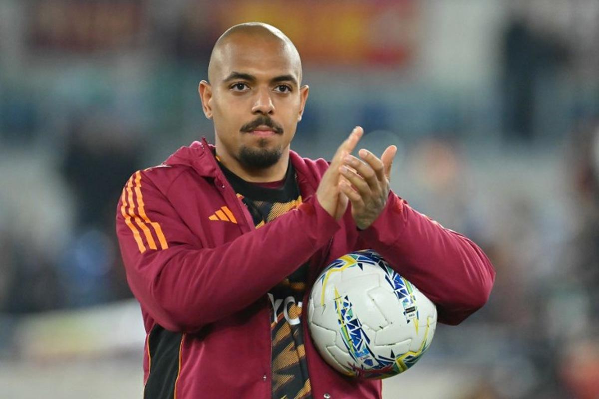 Roma's Dutch forward #14 Donyell Malen keeps the ball at the end of the match after scoring three goals during the Italian Serie A football match between AS Roma and Pisa at the Olympic Stadium in Rome on April 10, 2026.  Filippo MONTEFORTE / AFP