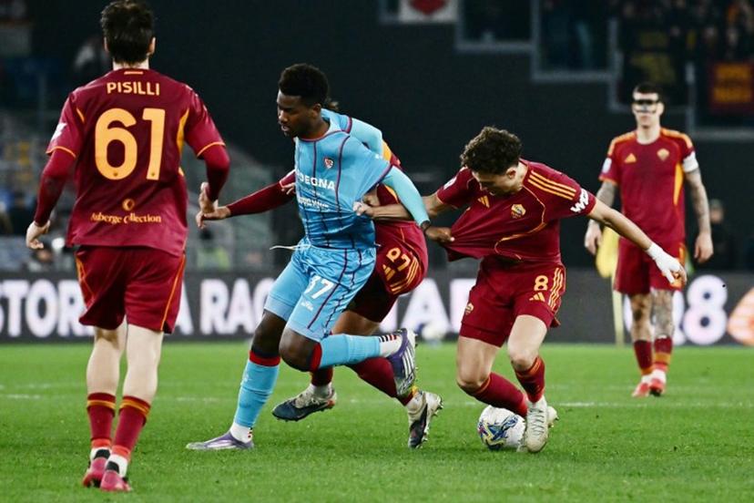 Roma's French midfielder #08 Neil El Aynaoui (R) and Cagliari's French forward #37 Yael Fritz Junior Trepy fight for the ball during the Italian Serie A football match between AS Roma and Cagliari at the Olympic Stadium in Rome on Febuary 9, 2026.  Filippo MONTEFORTE / AFP