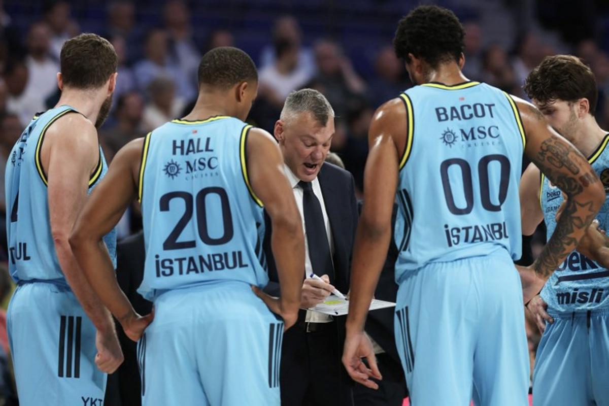 Fenerbahce's Lithuanian head coach Sarunas Jasikevicius (C) instructs players during a timeout during the Euroleague basketball match between Real Madrid Baloncesto and Fenerbahce Beko Istanbul at Movistar Arena in Madrid on October 30, 2025.   Oscar DEL POZO / AFP