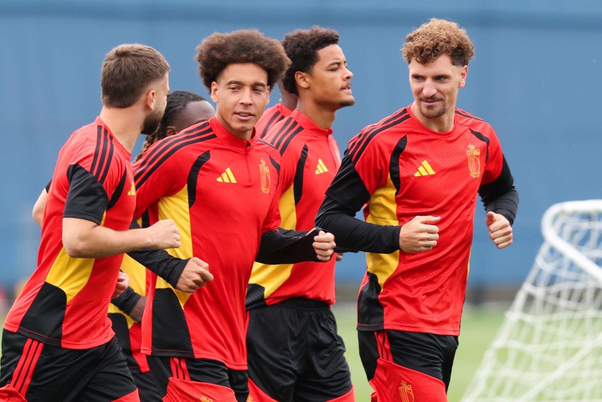 Belgium's Axel Witsel, Belgium's Koni De Winter and Belgium's Thomas Meunier pictured during a training session of Belgian national soccer team Red Devils in their base camp, home of the Seattle Sounders, Renton, Seattle, USA, on Thursday 25 June 2026. The Rode Duivels-Diables Rouges have two draw games so far and a third game to play on the 27th of June. BELGA PHOTO BRUNO FAHY