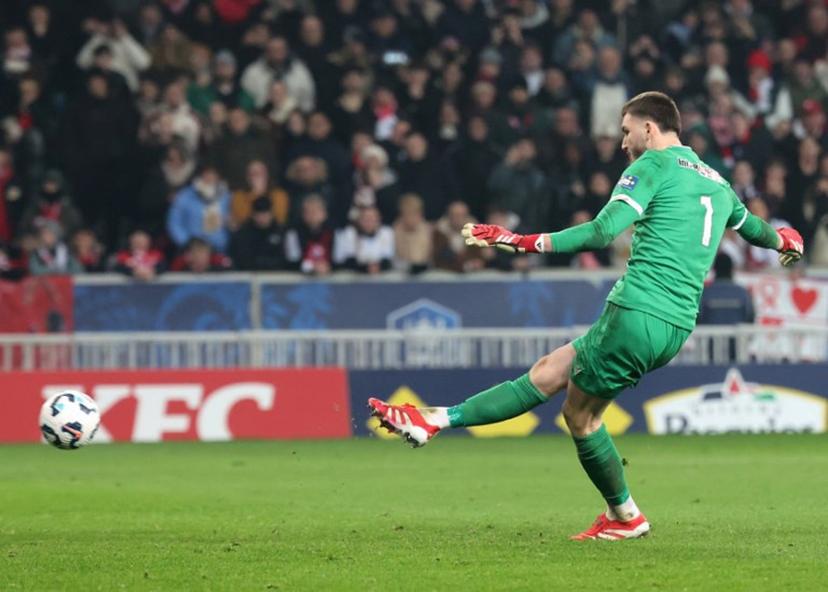 Dunkerque's French goalkeeper #01 Ewen Jaouen shoots and scores the last penalty kick leading to Dunkerque winning the  French Cup round of 16 football match between Lille OSC (LOSC) and USL Dunkerque at Pierre Mauroy Stadium, in Villeneuve-d'Ascq, northern France, on February 4, 2025.  FRANCOIS LO PRESTI / AFP