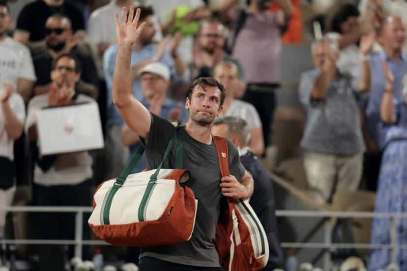 France's Quentin Halys waves as he leaves the court after being defeated by Germany's Alexander Zverev at the end of their men's singles match on day 6 of the French Open tennis tournament on Court Philippe-Chatrier at the Roland-Garros Complex in Paris on May 29, 2026.  Thomas SAMSON / AFP