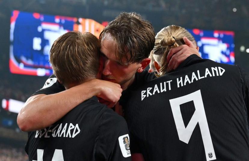 Norway's forward #09 Erling Braut Haaland (R) celebrates scoring his team's second goal during the 2026 World Cup Group I football match between Norway and Senegal at the New York/New Jersey Stadium in East Rutherford on June 22, 2026.  Angela WEISS / AFP