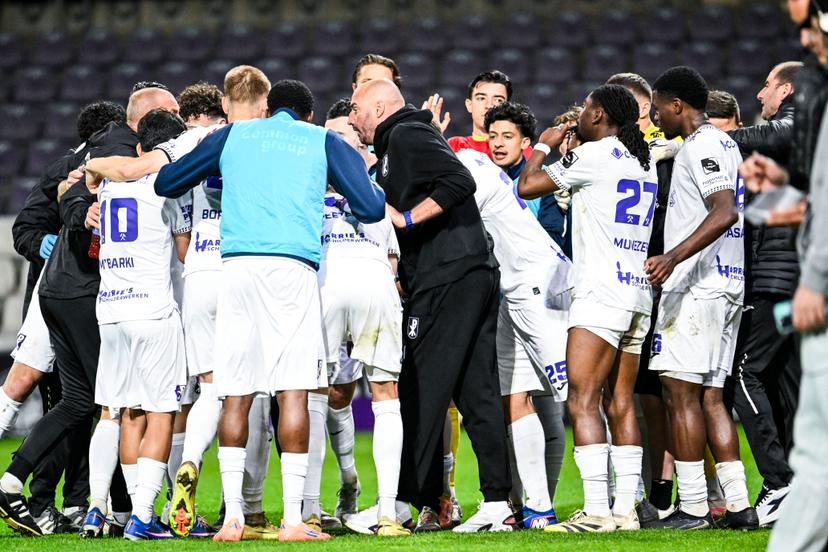 Patro Eisden's players and Patro Eisden's head coach Stijn Stijnen pictured during a soccer game between Beerschot VA and Patro Eisden Maasmechelen, Monday 27 April 2026 in Antwerp, the return leg of the Semi-Finals of the Promotion Play-Offs of the 2025-2026 'Challenger Pro League' 1B second division of the Belgian championship. First leg ended on a draw 1-1. BELGA PHOTO TOM GOYVAERTS