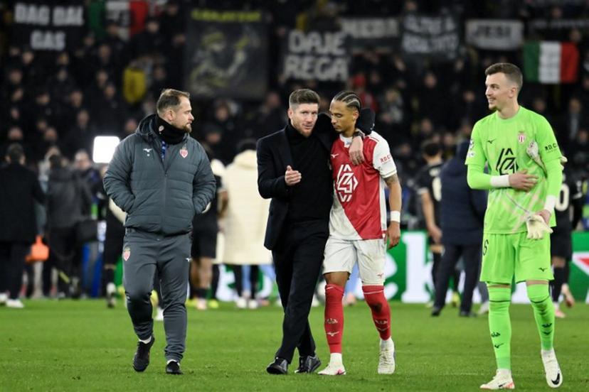 Monaco's Belgian coach Sebastien Pocognoli (C-L) speaks with Monaco's German defender #05 Thilo Kehrer (C-R) at the end of the UEFA Champions League league phase day 8 football match between AS Monaco and Juventus at the Stade Louis II in the Principality of Monaco on January 28, 2026.  FREDERIC DIDES / AFP