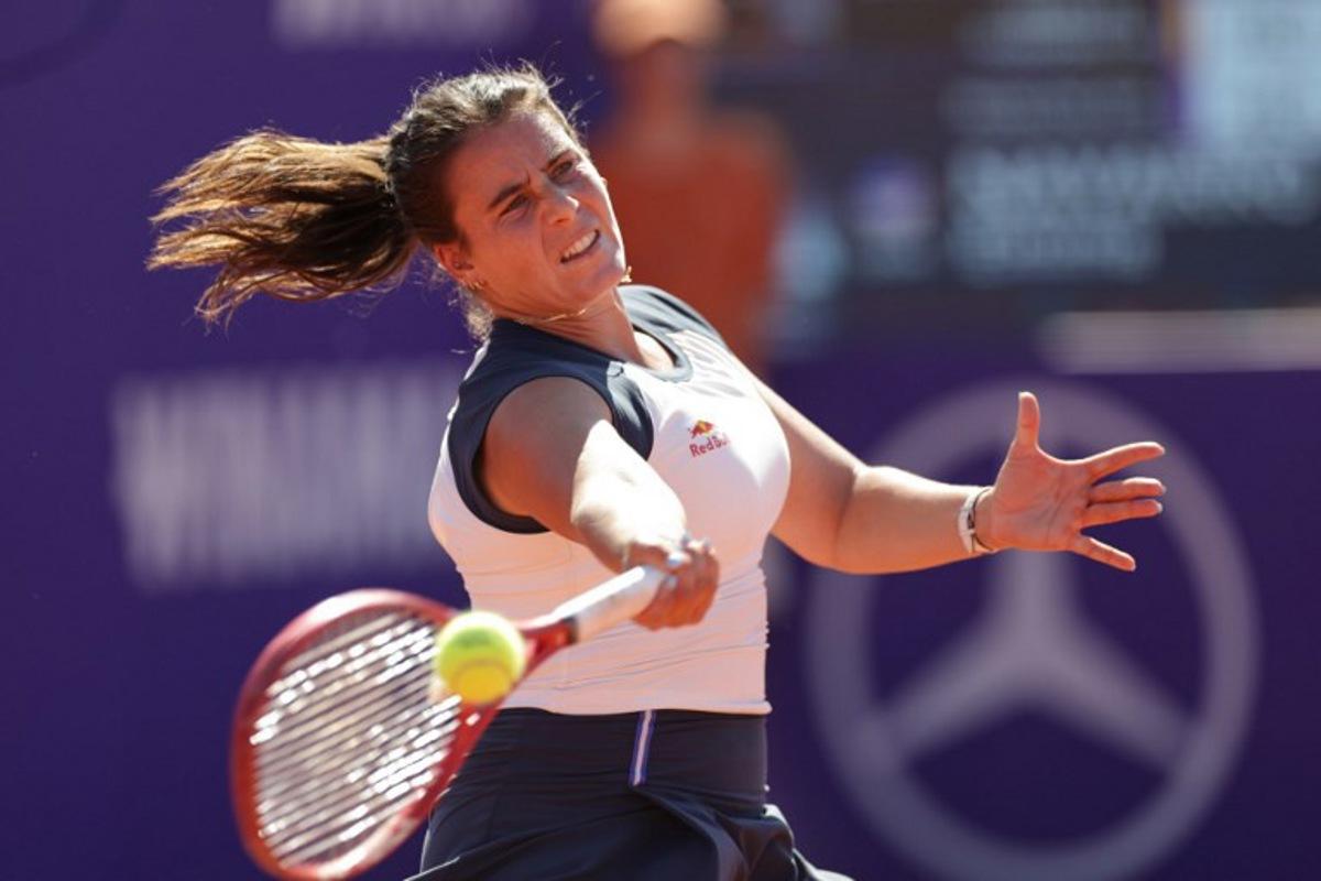 US' Emma Navarro plays a forehand return to Canada's Victoria Mboko during their women's singles final tennis match on day 7 of the WTA 500 Internationaux de Strasbourg tournament on Court Central at the Tennis Club de Strasbourg, eastern France on May 23, 2026.  ROMEO BOETZLE / AFP