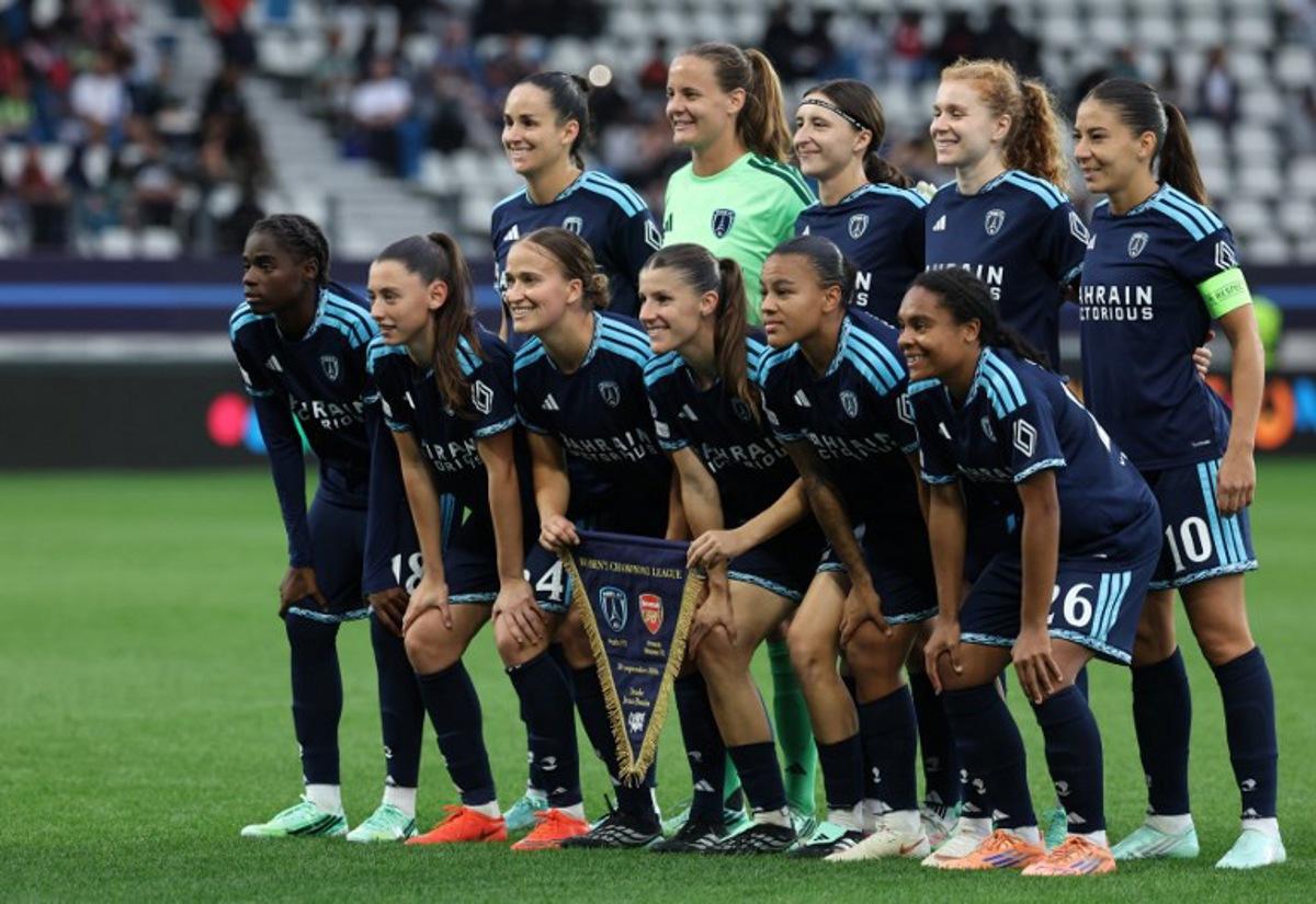 Paris FC's players pose ahead of the UEFA Women's Champions League - League phase, Matchday 2 - football match between Paris FC and Arsenal WFC at the Jean Bouin Stadium in Paris on September 30, 2026.  FRANCK FIFE / AFP