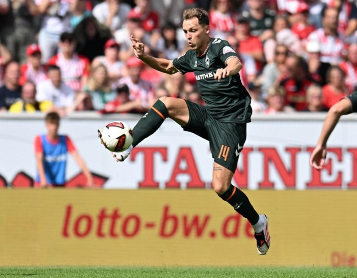 Bremen's Belgian midfielder #14 Senne Lynen controls the ball during the German first division Bundesliga football match between SC Freiburg and Werder Bremen in Freiburg, southern Germany, on August 30, 2026.  THOMAS KIENZLE / AFP