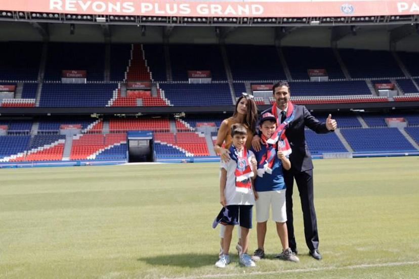 Italian goalkeeper Gianluigi Buffon poses for the press with his wife Alena Seredova and sons David Lee Buffon and Louis Thomas Buffon on July 9, 2018 at the Parc des Princes stadium in Paris, after French Ligue 1 football champions Paris Saint-Germain recruited Buffon for a one-year deal.  Thomas SAMSON / AFP