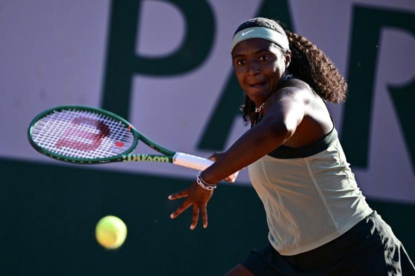 US Hailey Baptiste plays a forehand return to China's Wang Xiuy during their women's singles match on day 4 of the French Open tennis tournament at the Roland-Garros Complex in Paris on May 27, 2026.  JULIEN DE ROSA / AFP