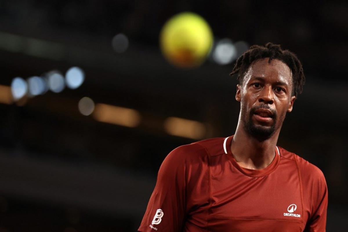 France's Gael Monfils reacts during his men's singles match against Britain's Jack Draper on day 5 of the French Open tennis tournament on Court Philippe-Chatrier at the Roland-Garros Complex in Paris on May 29, 2025.  Alain JOCARD / AFP