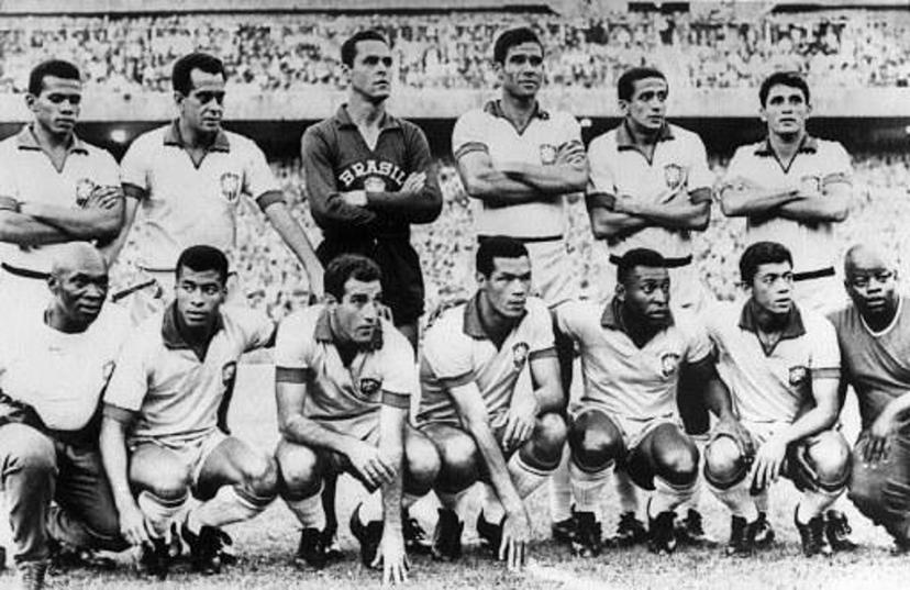 The Brazilian national soccer team poses before a friendly soccer match against Atletico Madrid 21 June 1966 at Santagio Bernabeu stadium in Madrid in preparation for the upcoming World Cup taking place in England from 11 July to 30 July. (From L : Fidelis, Zito, Gilmar, Brito, Altair, Paulo Henrique; front row, from 2nd left : Jairzinho, Gerson, Servilio II, Pele, Amarildo)  AFP PHOTO/CENTRAL PRESS