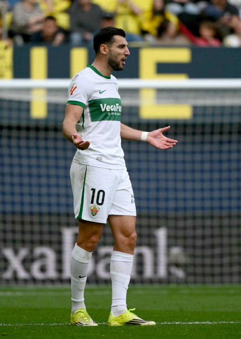 Elche's Spanish forward #10 Rafa Mir reacts during the Spanish league football match between Villarreal CF and Elche CF at La Ceramica Stadium in Vila-real on March 8, 2026.  JOSE JORDAN / AFP