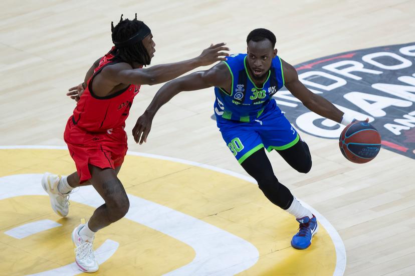 Antwerp's Rasheed Bello and Mons' Sigfredo Casero-Ortiz pictured during a basketball match between Antwerp Giants and Mons-Hainaut, Sunday 26 October 2025 in Antwerp, matchday 5/34 in the 'BNXT League' Belgian/ Dutch first division basket championship. BELGA PHOTO KRISTOF VAN ACCOM