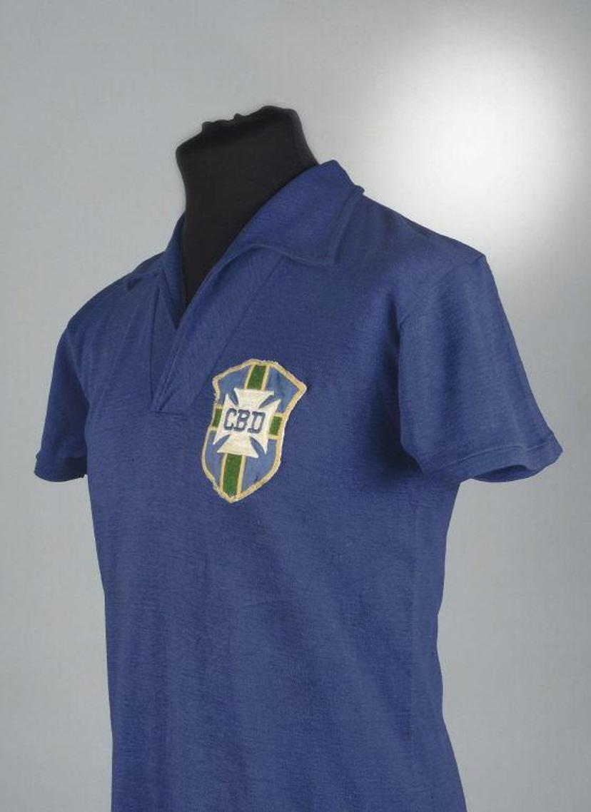 Brazil International Football shirt worn by 17-year old Pele in the 1958 World Cup Final will go under the hammer at London Christies, late 21 September 2004. Pele scored two goals as Brazil won the World Cup for the first time in their history.Estimate: £70,000-100,000  (Euros 47,900-67,000)    AFP   PHOTO     HO.CHRISTIES  Handout / CHRISTIE'S AUCTION HOUSE / AFP