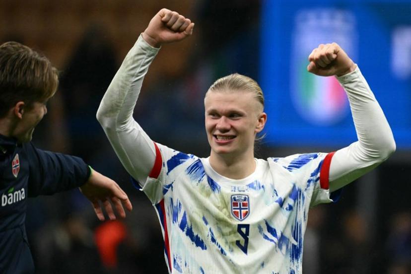 Norway's  captain #09 Erling Braut Haaland celebrates victory with teammates at the end of the FIFA World Cup 2026 European qualification football match between Italy and Norway, at the San Siro Stadium, in Milan, on November 16, 2025.     Alberto PIZZOLI / AFP