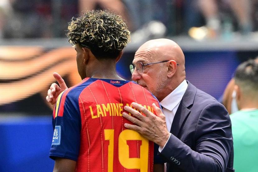 Spain's head coach Luis de la Fuente speaks with Spain's forward #19 Lamine Yamal during the 2026 World Cup round of 32 football match between Spain and Austria at the Los Angeles Stadium in Inglewood on July 2, 2026.   Frederic J. Brown / AFP