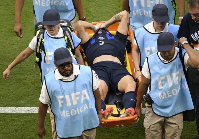 Uruguay's midfielder #05 Manuel Ugarte leaves the pitch after being injured during the 2026 World Cup Group H football match between Uruguay and Spain at the Guadalajara Stadium in Zapopan on June 26, 2026.   Alfredo ESTRELLA / AFP