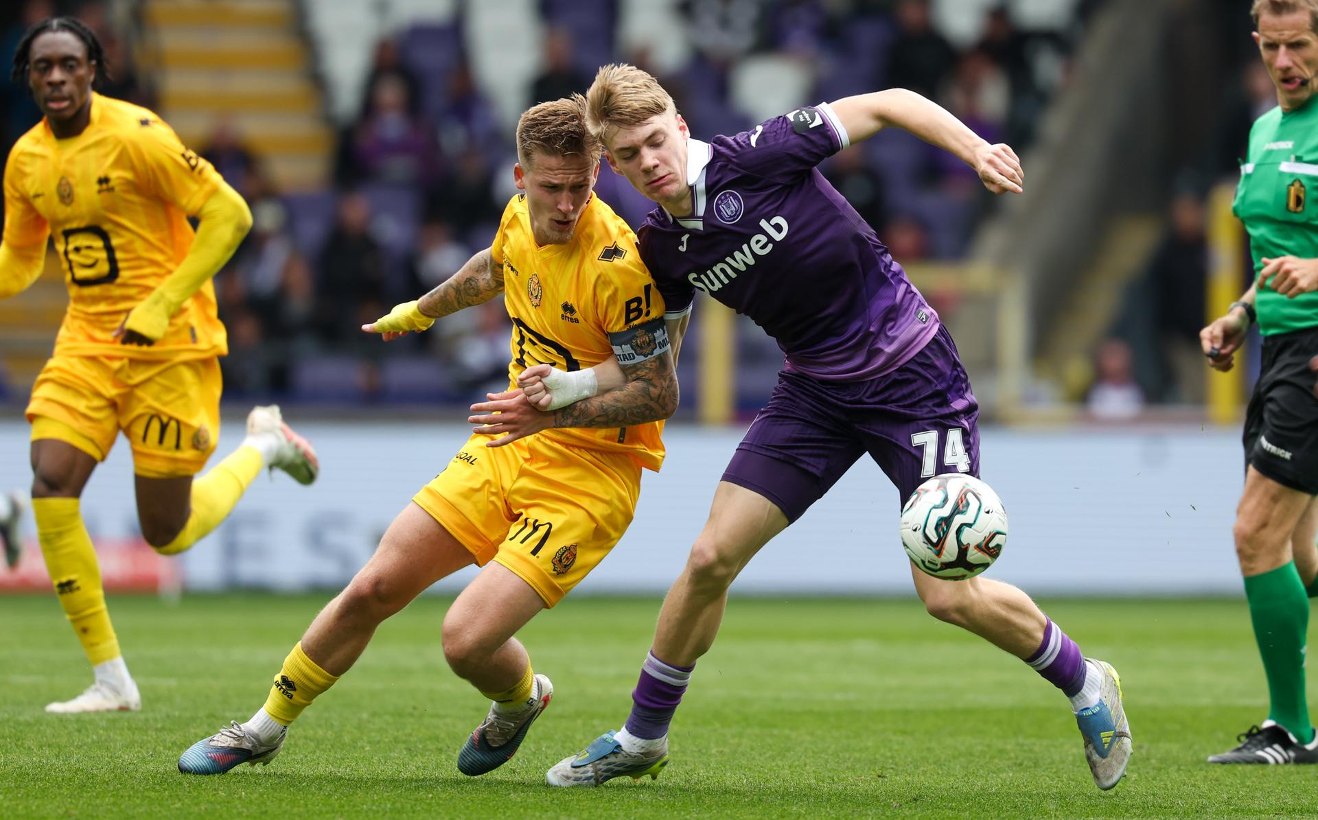 Mechelen's Fredrik Hammar and Anderlecht's Nathan De Cat fight for the ball during a soccer match between RSCA Anderlecht and KV Mechelen, Sunday 17 May 2026 in Brussels, on day 8 of the Champion's Play-off of the 2025-2026 'Jupiler Pro League' first division of the Belgian championship. BELGA PHOTO VIRGINIE LEFOUR