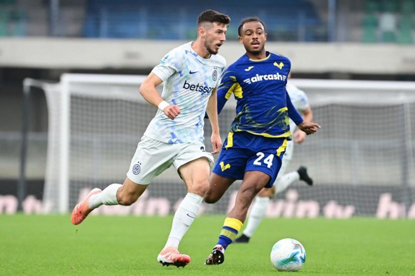 Inter Milan's Croatian midfielder #8 Petar Sucic (L) fights for the ball with Hellas Verona's French midfielder #24 Antoine Bernede during the Italian Serie A football match between Hellas Verona and Inter Milan at the Bentegodi Stadium in Verona, on November 2, 2025.  Piero CRUCIATTI / AFP