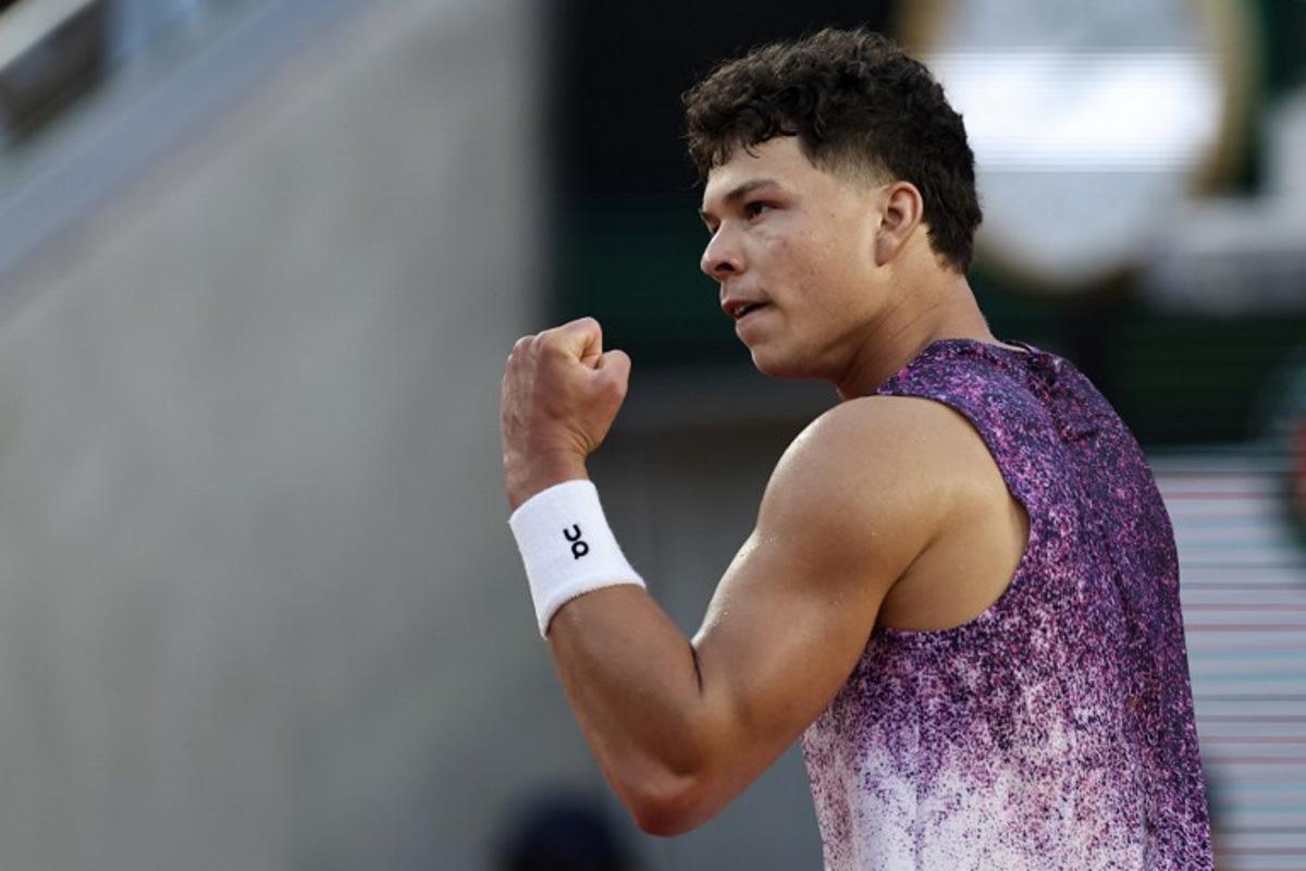 US Ben Shelton reacts as he plays against Spain's Daniel Merida during their men's singles match on day 2 of the French Open tennis tournament on Court Suzanne-Lenglen at the Roland-Garros Complex in Paris on May 25, 2026.  Anne-Christine POUJOULAT / AFP