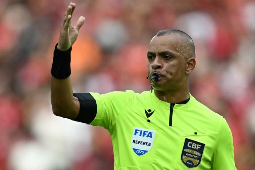 Brazilian referee Wilton Pereira Sampaio reacts during the Brasileirao Serie A football match between Flamengo and Palmeiras at Maracana Stadium in Rio de Janeiro, Brazil on October 19, 2025.  Mauro PIMENTEL / AFP