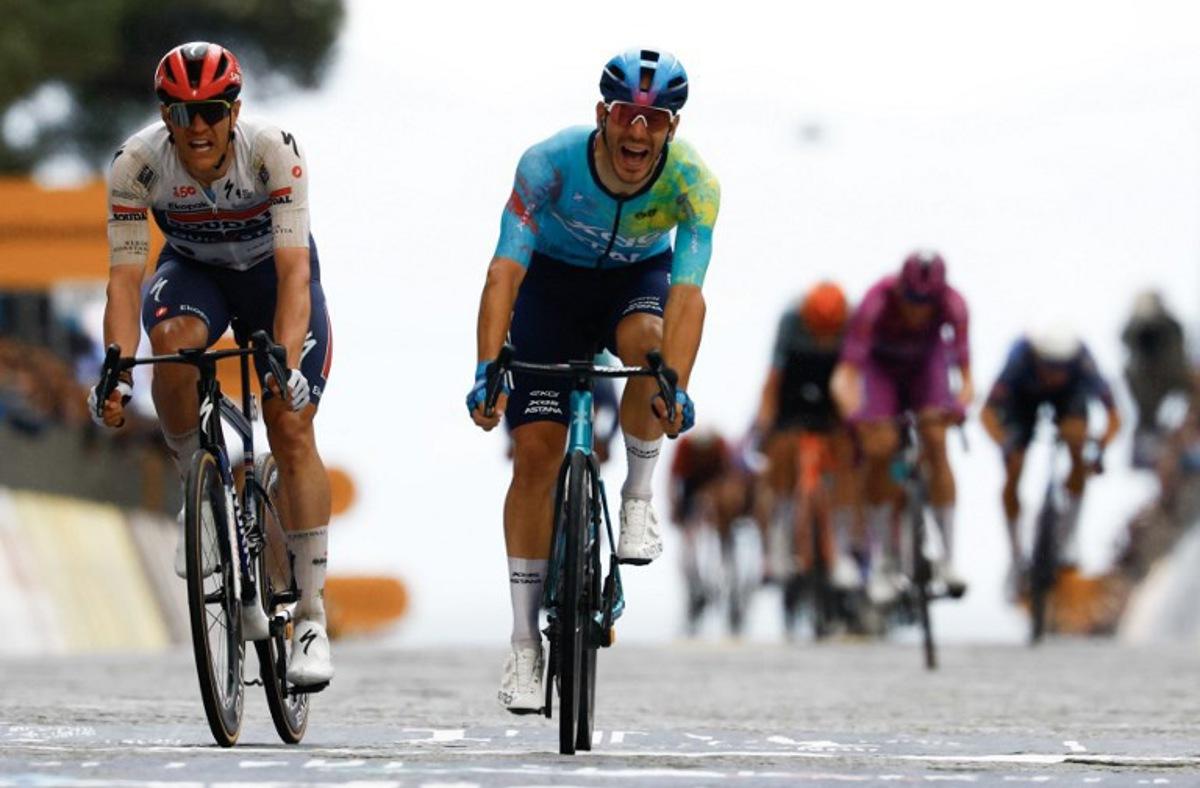 XDS Astana Team Italian rider Davide Ballerini (R)sprint to win with Jasper Soudal Quick-Step Belgian rider Jasper Stuyven during the 6th stage of the Giro d'Italia 2026 - Tour of Italy cycling race between Paestum and Naples, southern Italy on May 14, 2026.  Luca Bettini / AFP