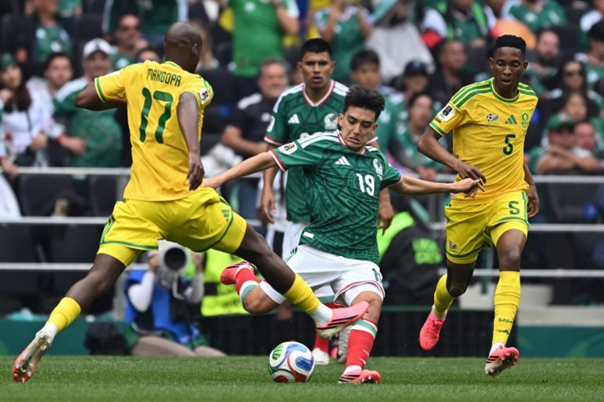 South Africa's forward #17 Evidence Makgopa, Mexico's midfielder #19 Gilberto Mora and South Africa's midfielder #05 Thalente Mbatha fight for the ball during the 2026 World Cup Group A football match between Mexico and South Africa at the Mexico City Stadium in Mexico City on June 11, 2026.  Yuri CORTEZ / AFP
