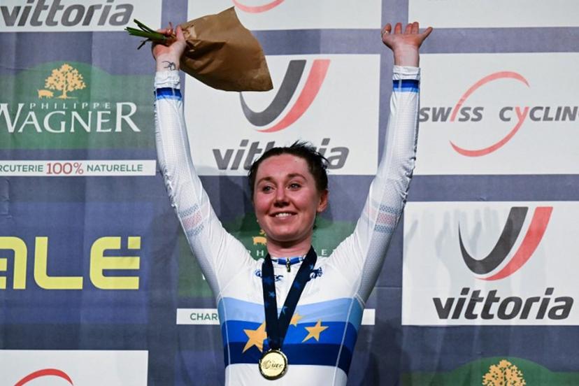 Gold medallist Britain's Katie Archibald poses on the podium of the Women's Omnium during the UEC Track Elite European Championship in Grenchen on February 10, 2023.  SEBASTIEN BOZON / AFP