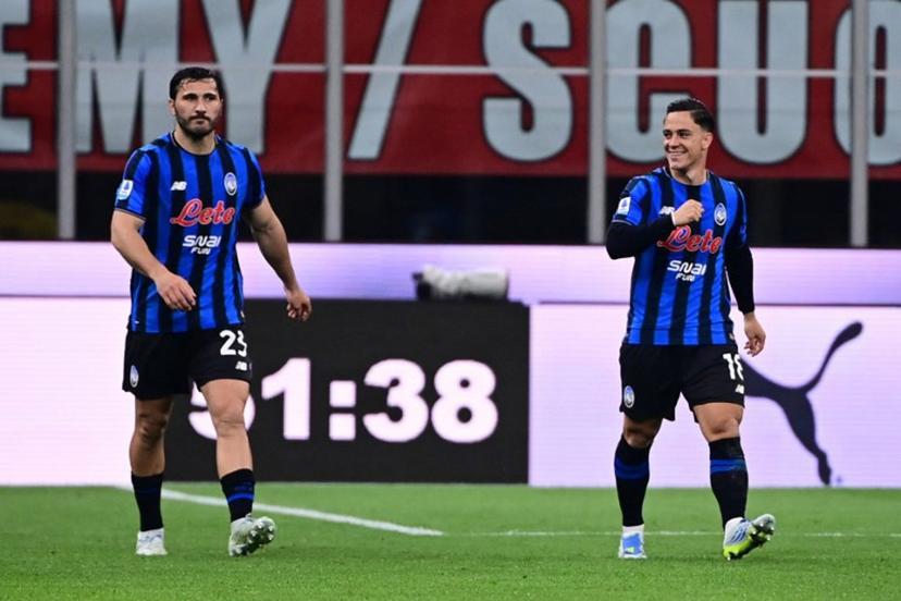 Atalanta's Italian forward #18 Giacomo Raspadori (R) celebrates after scoring his team's third goal during the Italian Serie A football match between AC Milan and Atalanta Bergamo at San Siro Stadium in Milan on May 10, 2026.  Piero CRUCIATTI / AFP