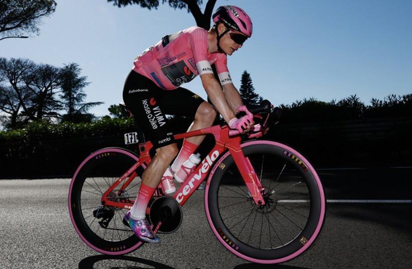 Team Visma Lease a Bike Danish rider Jonas Vingegaard wearing the overall leader's pink jersey rides during the 21th stage of the Giro d'Italia 2026 - Tour of Italy cycling race of 131km from Rome to Rome, Italy, on May 31, 2026.  Luca Bettini / AFP