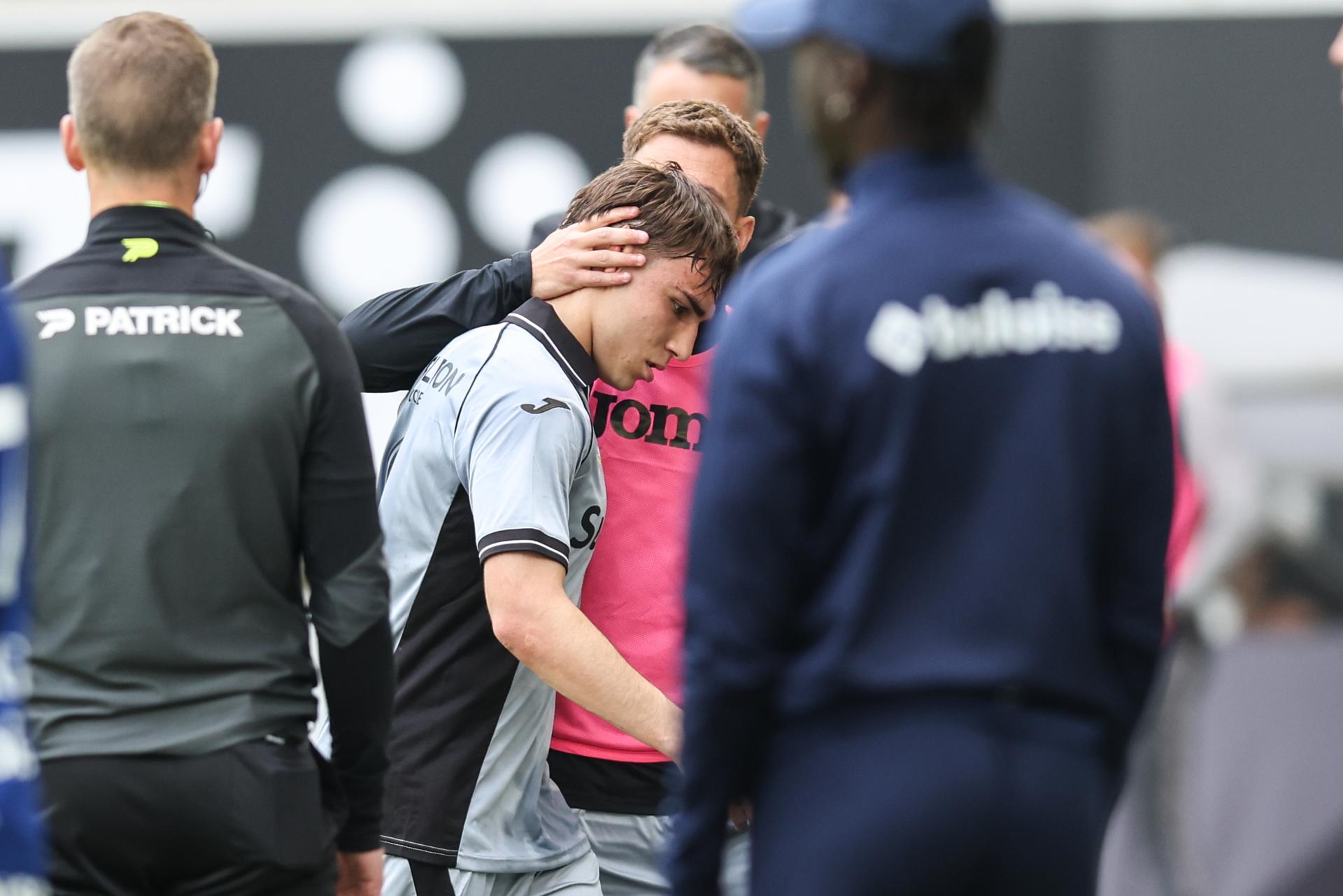 Anderlecht's Mihajlo Cvetkovic leaves the field after receiving a red card during a soccer match between KAA Gent and RSC Anderlecht, Sunday 10 May 2026 in Gent, on the seventh day of the Champion's Play-offs of the 2025-2026 'Jupiler Pro League' first division of the Belgian championship. BELGA PHOTO BRUNO FAHY