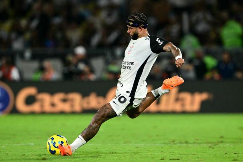 Corinthians' Dutch forward #10 Memphis Depay controls the ball during the Brazil Cup final second leg football match between Vasco da Gama and Corinthians at the Maracana stadium in Rio de Janeiro, Brazil on December 21, 2025.  Pablo PORCIUNCULA / AFP