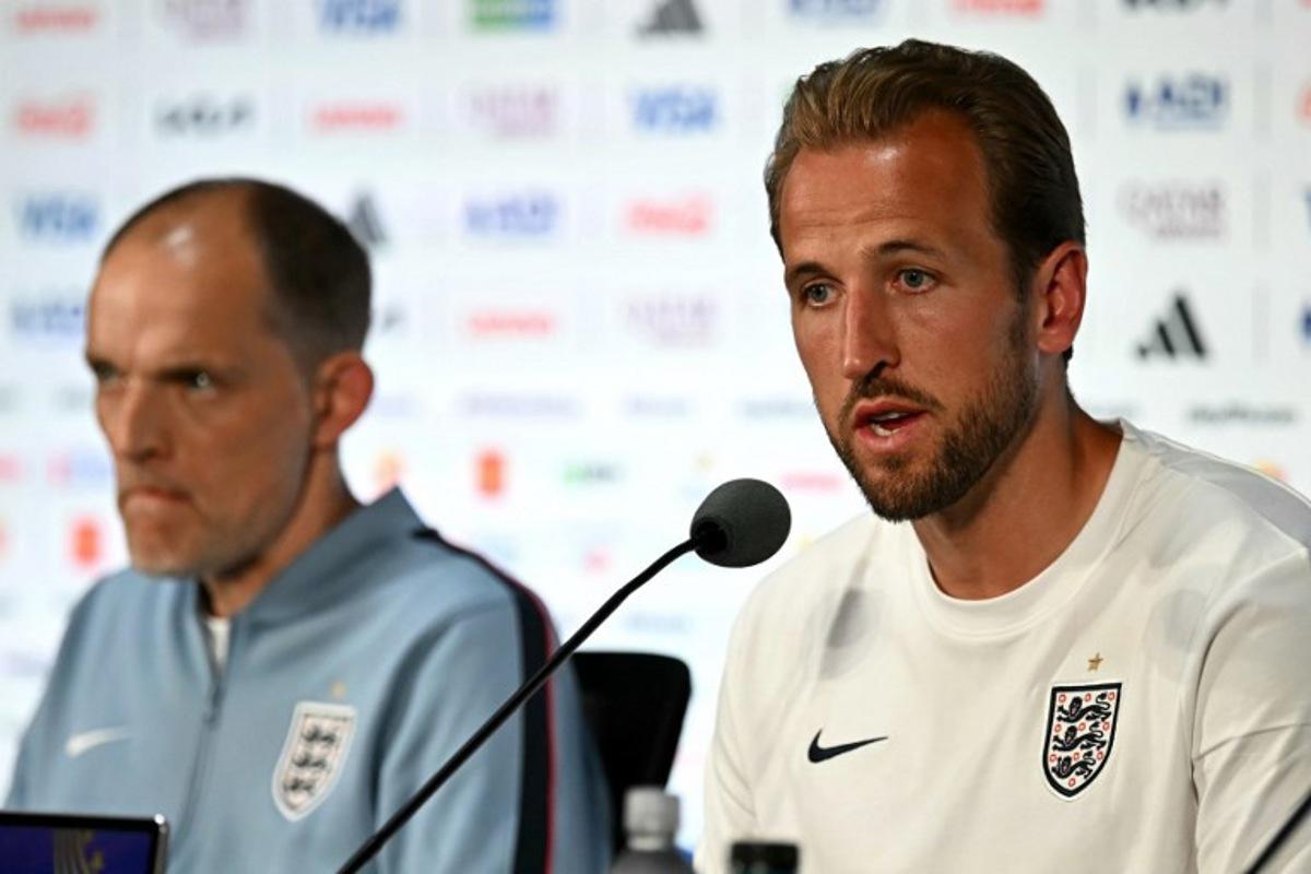 England's forward #09 Harry Kane (R) gives an MD-1 press conference next to German head coach Thomas Tuchel (L) at the Dallas Stadium in Arlington on June 16, 2026, on the eve of the 2026 World Cup Group L football match between England and Croatia.  Paul ELLIS / AFP