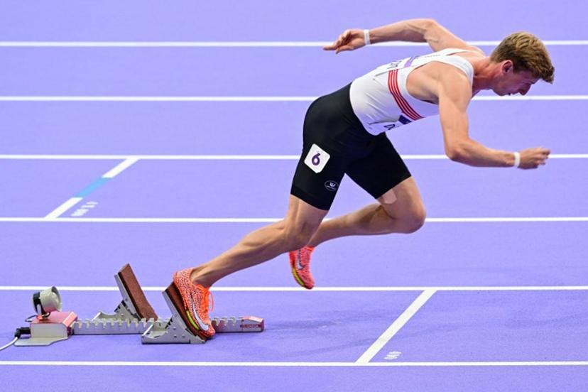 Belgium's Alexander Doom starts in the men's 400m semi-final of the athletics event at the Paris 2024 Olympic Games at Stade de France in Saint-Denis, north of Paris, on August 6, 2024.  Martin  BERNETTI / AFP