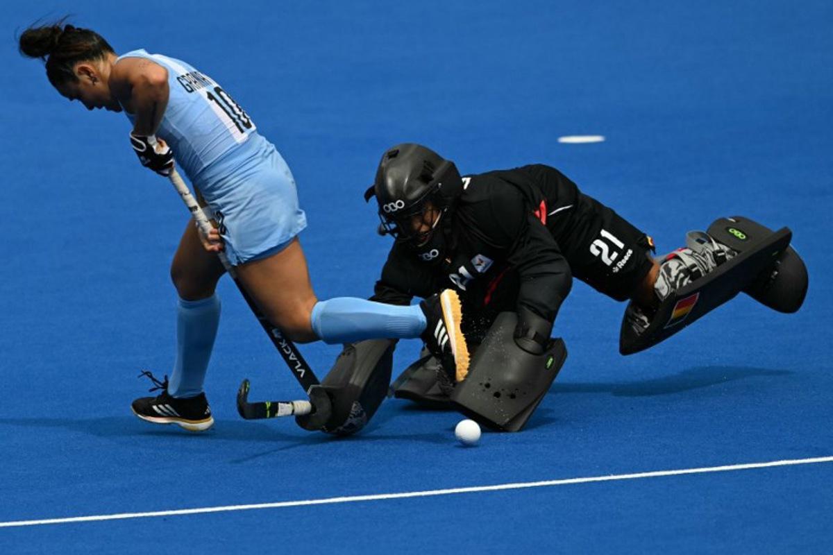 Belgium's goalkeeper #21 Aisling D'Hooghe fights for the ball with Argentina's forward #10 Maria Granatto in the women's bronze medal field hockey match between Argentina and Belgium during the Paris 2024 Olympic Games at the Yves-du-Manoir Stadium in Colombes on August 9, 2024.  Arun SANKAR / AFP