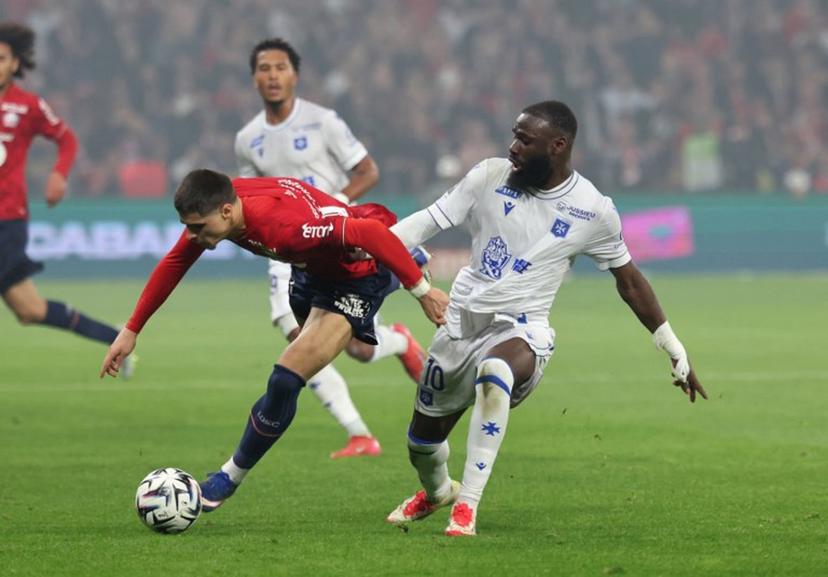 Lille's Belgian forward #07 Matias Fernandez-Pardo (L) and Auxerre's Malian forward #10 Lassine Sinayoko fight for the ball during the French L1 football match between Lille LOSC and AJ Auxerre at the Stade Pierre-Mauroy in Villeneuve-d'Ascq, northern France, on May 17, 2026.  Francois LO PRESTI / AFP
