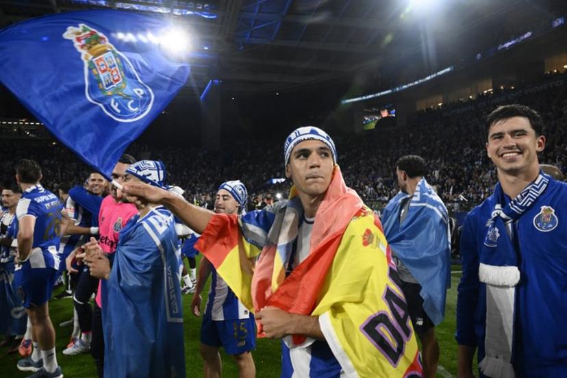 FC Porto's Spanish midfielder #10 Gabriel Veiga and teammates celebrate their Portuguese League's 31st title after winning the Portuguese League football match between FC Porto and FC Alverca at Dragao stadium in Porto, on May 2, 2026. Porto were crowned Portuguese champions with two games to spare after a 1-0 win over Alverca today. Miguel RIOPA / AFP
