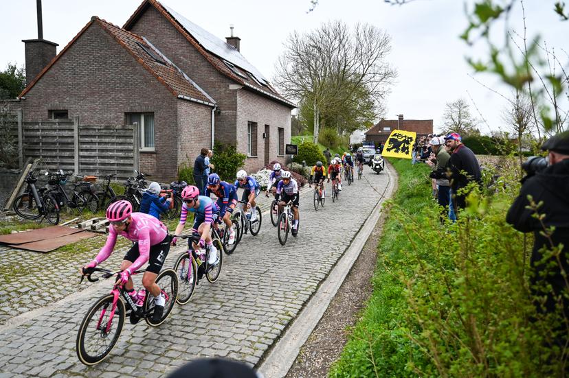 The leading group pictured in action on Lippenhovestraat during the men's race of the 'Ronde van Vlaanderen/ Tour des Flandres/ Tour of Flanders' UCI WorldTour one day cycling race, 278 km from Antwerp to Oudenaarde, Sunday 05 April 2026. BELGA PHOTO ELIAS ROM