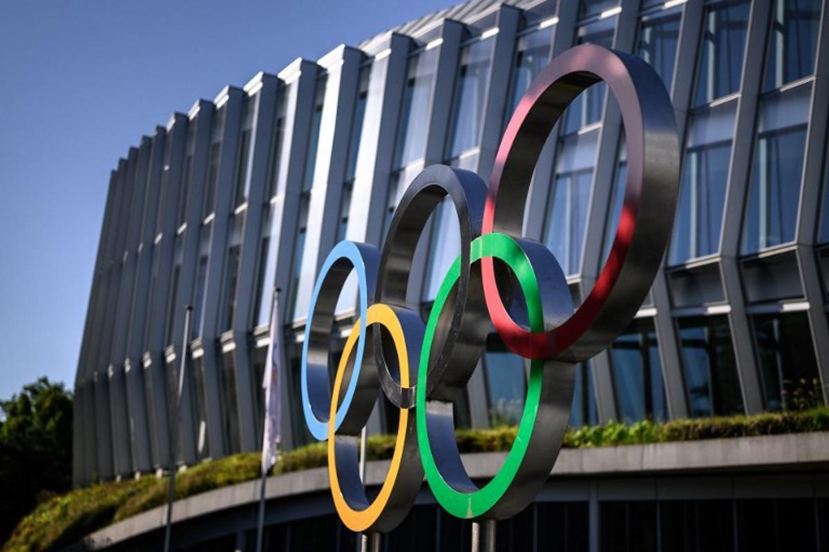 This photograph shows the Olympic rings prior to an IOC executive commission meeting ahead of IOC session, at the Olympic House in Lausanne, on June 22, 2026.  Fabrice COFFRINI / AFP
