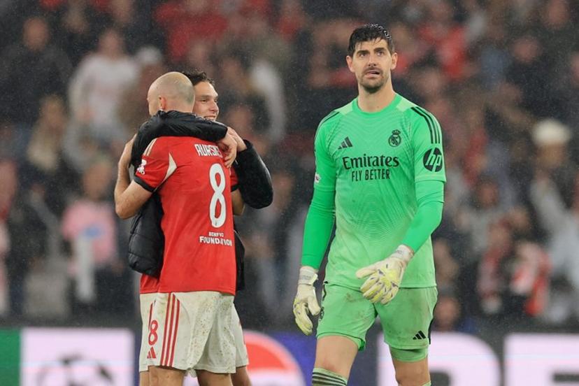 Real Madrid's Belgian goalkeeper #01 Thibaut Courtois (R) reacts past Benfica's Norwegian midfielder #08 Fredrik Aursnes and Ukrainian midfielder #10 Georgiy Sudakov after the UEFA Champions League league phase day 8 football match between SL Benfica and Real Madrid CF at Estadio da Luz in Lisbon on January 28, 2026.  PATRICIA DE MELO MOREIRA / AFP