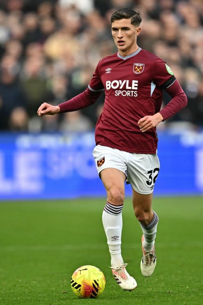 West Ham United's English midfielder #32 Freddie Potts runs with the ball during the English Premier League football match between West Ham United and Liverpool at the London Stadium, in London on November 30, 2025.  Ben STANSALL / AFP