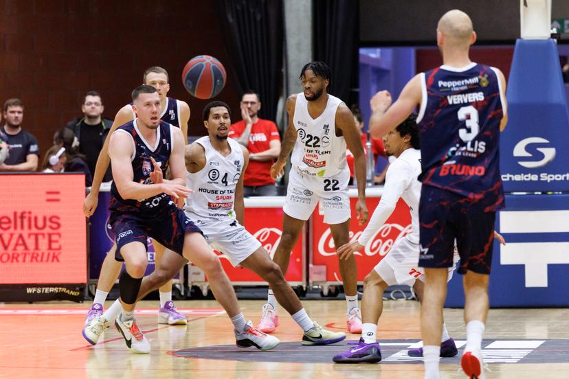 Limburg's Nicolas Timberlake and Kortrijk's Noel Coleman fight for the ball during a basketball match between House of Talents Spurs Kortrijk and Hubo Limburg United, Friday 15 May 2026 in Kortrijk, on the first game (best of three) of the first round of the Playoffs of the 'BNXT League' first division basket championship. BELGA PHOTO KURT DESPLENTER