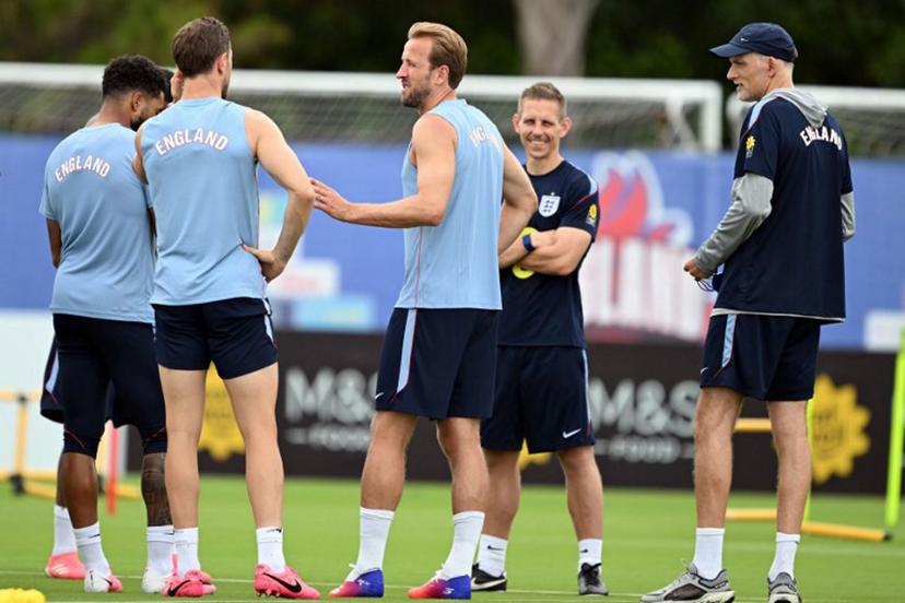 England's forward #09 Harry Kane (C) speaks with teammates as England's German head coach Thomas Tuchel (R) looks on during a training session as part of the team's preparation for its FIFA World Cup football tournament opening match against Croatia at the team's training camp in Palm Beach Gardens on June 9, 2026.  CHANDAN KHANNA / AFP