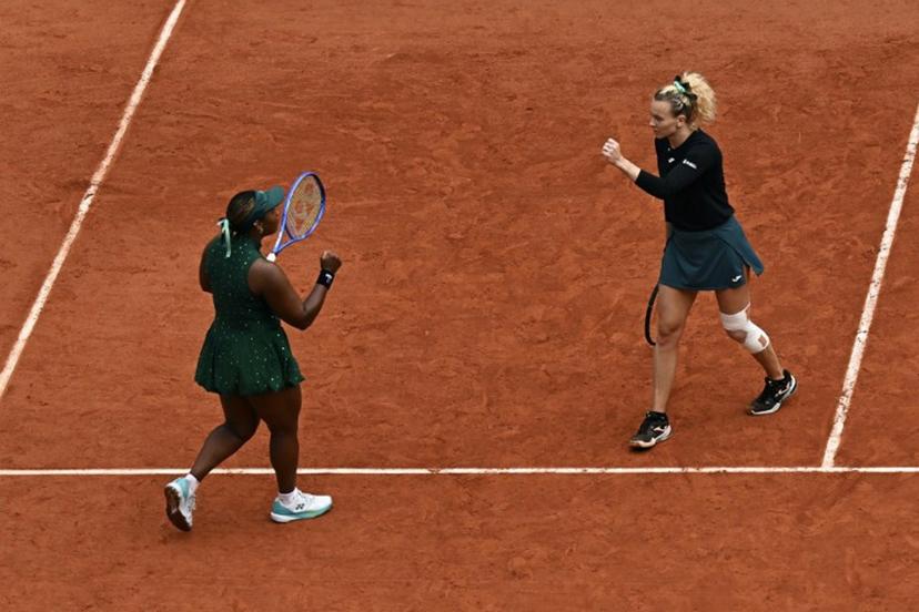 US Taylor Townsend (L) and Czech Republic's Katerina Siniakova react to a point during their women's doubles final match against Kazakhstan's Anna Danilina and Serbia's Aleksandra Krunic on day 15 of the French Open tennis tournament on Court Philippe-Chatrier at the Roland-Garros Complex in Paris on June 7, 2026.  JULIEN DE ROSA / AFP