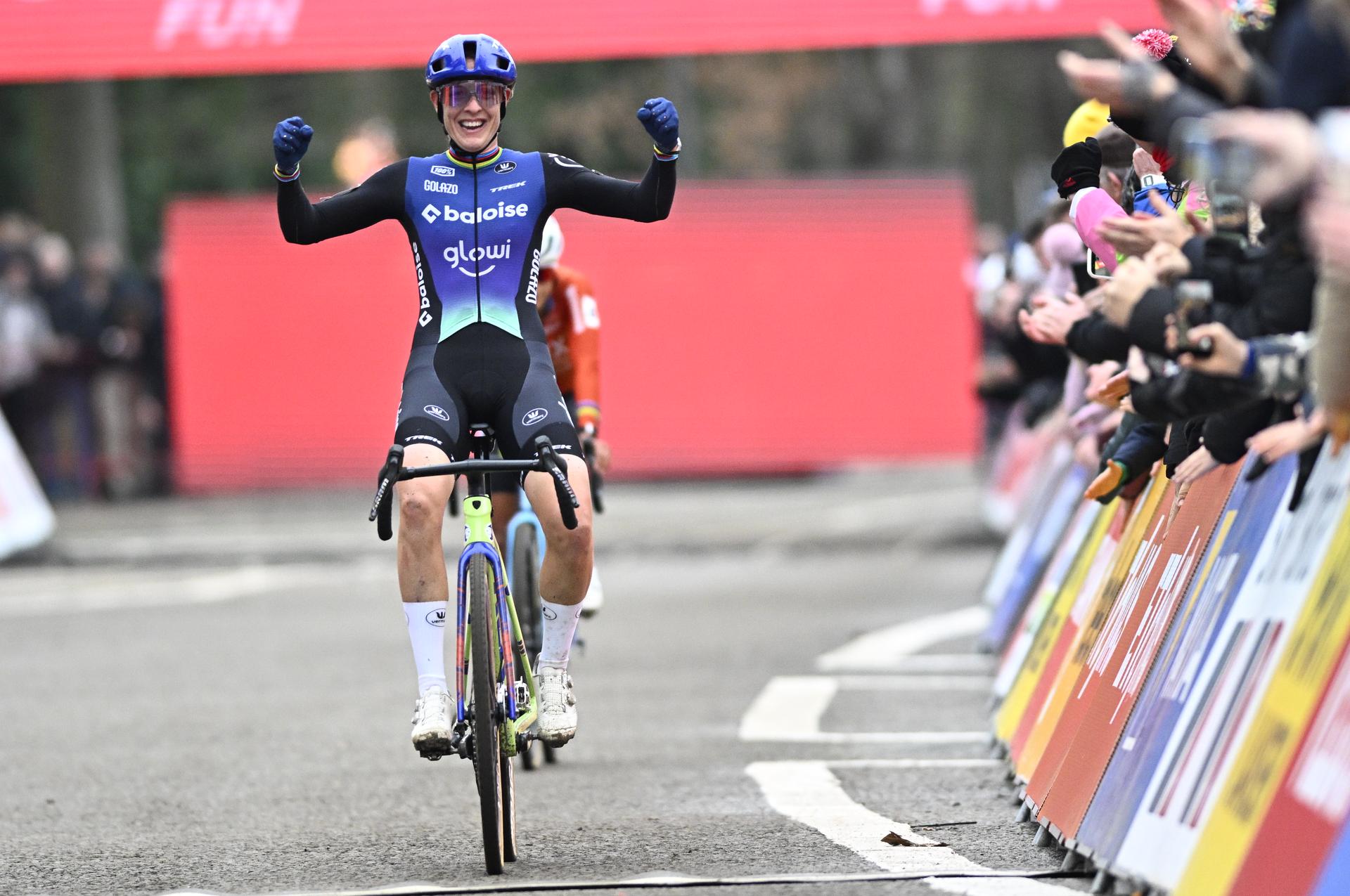 Dutch Lucinda Brand pictured during the women's elite race of the World Cup cyclocross cycling event in Antwerp on Saturday 20 December 2025, the fifth stage (out of 12) of the UCI World Cup competition. BELGA PHOTO JASPER JACOBS