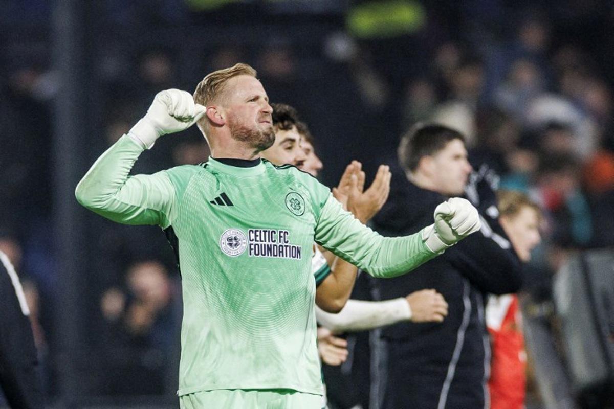 Celtic's Danish goalkeeper #01 Kasper Schmeichel (C) celebrates after winning the UEFA Europa League football match Feyenoord Rotterdam and Celtic Glasgow at the Feyenoord Stadium 'De Kuip' in Rotterdam on Novemberr 27, 2025.  Iris van den Broek / ANP / AFP